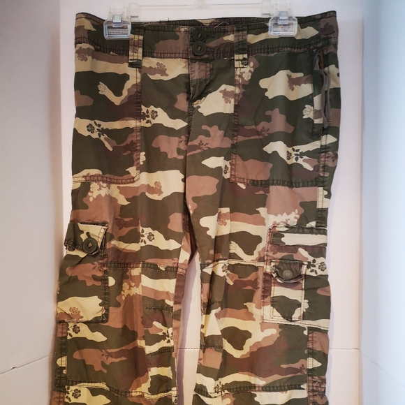 Talula Blossom Flower Cargo Capris 6 - Picture 1 of 6